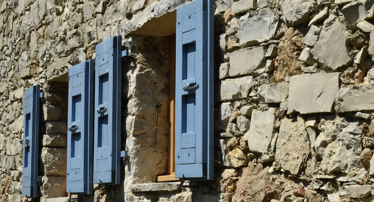 L’isolation d’une maison en pierre : comment préserver confort et patrimoine efficacement ?
