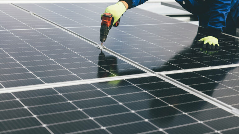 Valoriser sa maison avec des panneaux solaires : bonne idée en 2025 ?