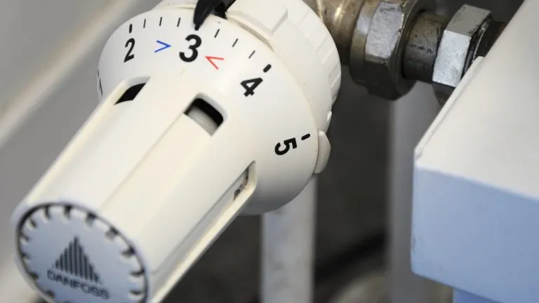 Immobilier : pourquoi le radiateur à inertie sèche est-il devenu une solution populaire ?