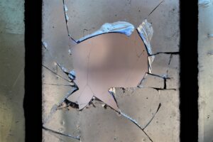 Réparation de vitres à Vannes : comment choisir un artisan fiable et réactif pour vos besoins en vitrerie